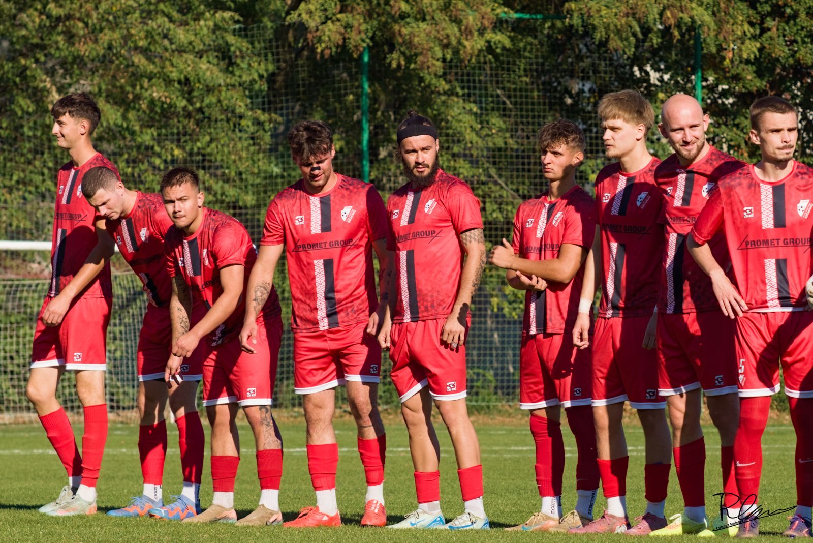 Wyjściowa jedenastka KS Szówsko w czerwonych strojach